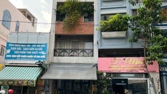 Nhà mặt tiền, khu vực sầm uất, tiện kinh doanh