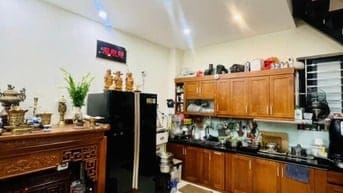 PHÂN LÔ LẠC TRUNG, Ô TÔ CHẠY VÒNG QUANH VÀO NHÀ, NGÕ THÔNG, KINH DOANH