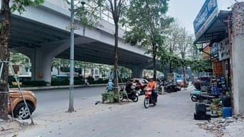 Cần bán nhà mặt đường Phạm Văn Đồng. SĐ 46m2x6T, MT 6,3m. Giá 20,6 tỷ.