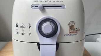 Nồi chiên không dầu, máy xay sinh tố đang dùng, máy ép mới tinh.