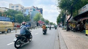 BÁN NHÀ MẶT TIỀN ĐƯỜNG . NGANG 5m x14M. NỞ HẬU . 