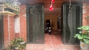 Chủ gửi bán. Nhà dân xây. 110m2. 4 tầng. 8m mặt tiền. Ô tô đỗ cổng