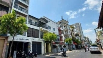 Ngang 22m - hơn 1100 m2 công nhận. Mặt tiền sát Trần Hưng Đạo