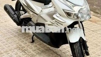 Air Blade Fi đời đầu. Đang cầm đồ.