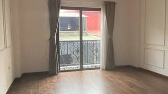       Cho thuê Cả nhà 36m xây  4,5t, gần chợ trường học Hoàng Văn Thụ