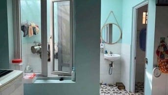 BÁN GẤP NHÀ GẦN CHỢ BÌNH CHÁNH, GIÁ 888TR, SỔ HỒNG RIÊNG, HOÀN CÔNG ĐỦ