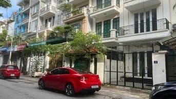 Bán shophouse Xây Thô Mặt Phố Chùa Láng. DT 120 m2, Nhà Xây 6,5 Tầng 