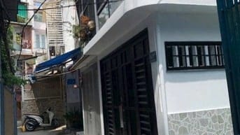 CHO THUÊ NHÀ CĂN GÓC 2 MẶT HẺM CƯ XÁ ĐÔ THÀNH, P4, Q3