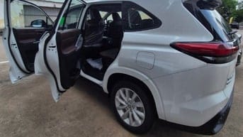 Xe 7 chỗ đời mới ,nhận đưa đón khách tham quan, cưới hỏi về thăm quê. 