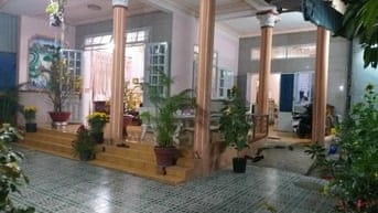 Cần bán nhà lớn, có sân rộng và sân thượng, DT 316m2