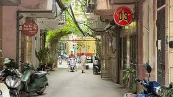 Cho thuê nhà ngõ 25 Triệu Việt Vương, DT 45m2 x 3 tầng, ngõ 5m, có sân
