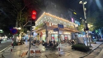 Sang nhượng cafe lô góc khu Duy Tân - Cốm Vòng - siêu đông VP