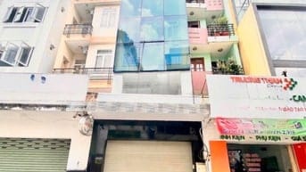 NHÀ ỐP KÍNH ĐƯỜNG HOA - 132Bis Phan Xích Long, Phường 7, Phú Nhuận