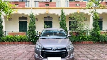Gia đình tôi cần bán chiếc xe ô tô Toyota Innova 2.0E màu xám vàng