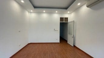 Nhà riêng mặt bờ sông đường hoàng mai tam trinh dt90m2x3t  giá 18tr 