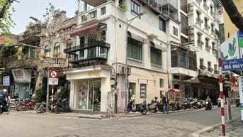 HIẾM-NHÀ LÔ GÓC 2 MẶT TIỀN -2 VỈA HÈ RỘNG KINH DOANH SẦM UẤT- Ô TÔ TRÁ