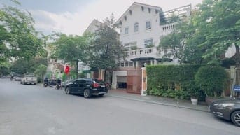 Bán BTLàng Việt Kiều Châu Âu đường Nguyễn Văn Lộc DT 200m2 giá 47.9 tỷ