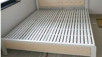 Bán giường sắt 1,6 x 2m còn mới 90%, màu kem. Giá 1,2 triệu đồng. 