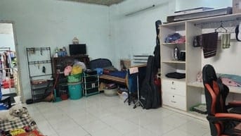 2 phòng trọ trên lầu cho thuê, chủ nhà quản lý tầng dưới.