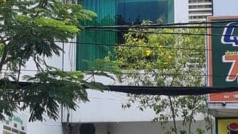 Cho thuê nhà mặt tiền có sân ôtô Trương Công Định, Tân Bình, 3 lầu