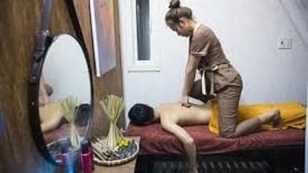 Linh nhận massa body,  bấm huyệt