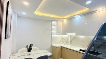 Nhà nằm ngay trung tâm trường , chợ, siêu thị thuận tiện di chuyển cận