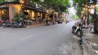 Cho thuê MT đối diện chung Cư Carilon, dt 8 x 7m, 3 tầng st.  sầm uất