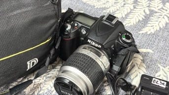 Nikon D90 + lens kit + phụ kiện (dây, túi đựng, pin, sạc)