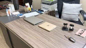 Cần nhượng lại 1 bàn và 1 bàn giám đốc mới 99%