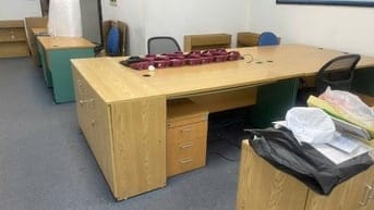 Cần thanh lý 25 bộ bàn ghế Hoà Phát và một bộ cửa kính văn phòng