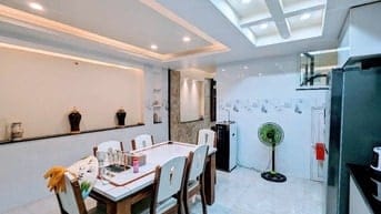 Bán Gấp Nhà Ngõ Phạm Hữu Lầu, Q7: 80m2, 3 Tầng, 3PN, Sổ Đỏ, Giá Hấp