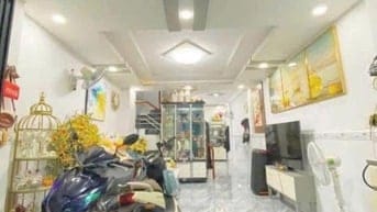 Diện tích 4x11 một trệt một lầu chính chủ bán