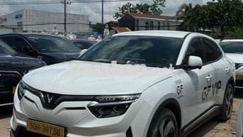 VF8 giá từ 675tr mới về full lô xe hơn 30 chiếc