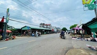 Đất ngay Chợ_ Kinh doanh tốt._ Giá rẻ chưa từng thấy .