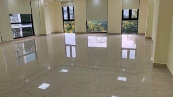 Cho thuê tầng 4 nhà ngõ 80 Chùa Láng, DT 120m2, thang máy, view hồ