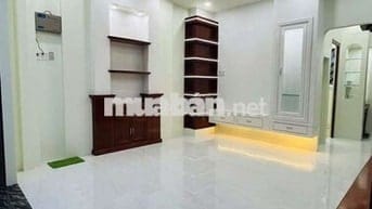 CHO THUÊ NHÀ:
TRỆT 1 LẦU VÀ SÂN THƯỢNG MỚI XÂY
HẺM 388 NGUYỄN VĂN CỪ