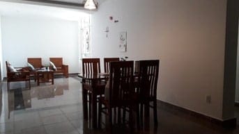 Căn hộ 2PN đầy đủ nội thất, thiết kế gỗ đơn giản, ấm áp, sang trọng