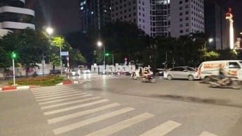Tôi cần bán nhà mặt ngõ Văn Cao, 5tầng full nội thất.