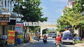 Ngay cổng chào kdc Phú Hồng Thịnh 8 kdbb cực tốt bán căn nhà phố đẹp