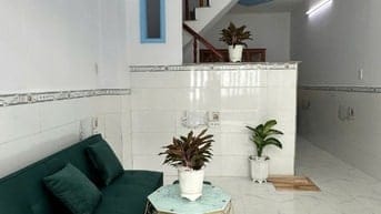 Nhà 1trệt 1lầu cách ngã 3 mỹ hạnh 100m, gần KCN Hoàng Gia, giá hơn 4
