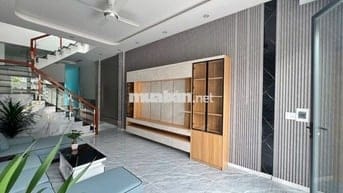 BÁN NHÀ 1 TRỆT 1 LẦU GẦN TRUNG TÂM TÂN UYÊN – CHỈ 700 TRIỆU, SHR