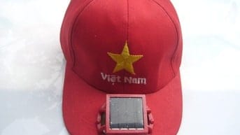 Mũ đỏ sao vàng có gắn quạt dùng năng lượng mặt trời