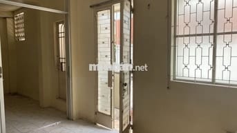 Toàn bộ lầu 1,2 như hình nhà MT Nơ Trang Long có lối đi riêng bên hông