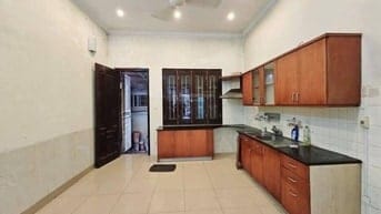 Nhà 5T hai mặt thoáng P/Lô Nguyễn Chí Thanh ngõ 4,85m dt 42m mt 4,12m