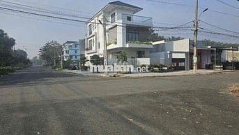 Nhà biệt thự tâm huyết 325m2 4PN 5WC Lôgóc KDC Tân Đức Đức Hoà Long An
