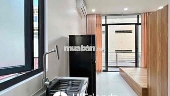 Studio ban công decor vân gỗ siêu mát mắt- cách ngã sáu Cộng Hoà 500