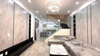 Bán căn nhà 4 tầng cực đẹp sân cổng ngay mặt đường Hùng Vương cầu quay