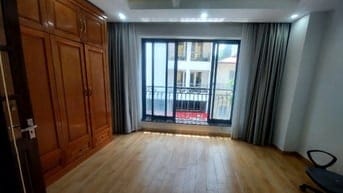 Cho thuê căn hộ mặt phố Cát Linh, sử dụng 80m2, 2 PN, thang máy