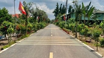 Bán Ngộp 300m2 thổ, Đường Nhựa, có đèn đường, Giá 650 triệu, bao sổ