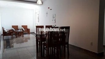 Căn hộ 2PN đầy đủ nội thất, thiết kế gỗ, bồn tắm ở Tây Nguyên Plaza.